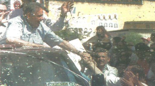 El candidato a la presidencia de Brasil, Fernando Henrique Cardoso, estrecha las manos con simpatizantes en la ciudad de Palmeiras. (Foto AFP)