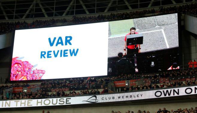 Revisión de imágenes del VAR. (Foto: Reuters)