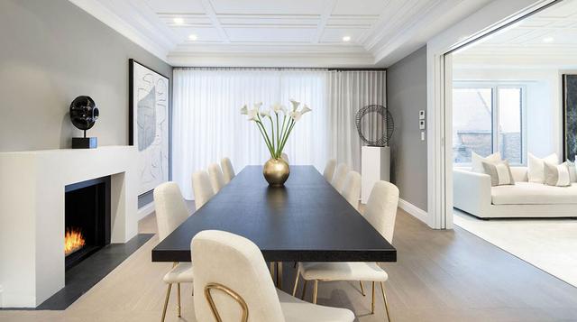 Las ventanas tenían que coincidir con el plano existente, por ejemplo: las alturas de los cielorrasos fueron determinadas por el diseño de 1928 y, aunque el contratista, Axia Realty, fue autorizado a construir por encima de la estructura vigente, la línea