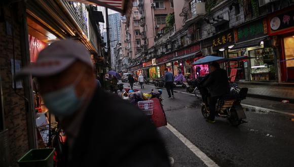 Aunque el número de nuevos casos de Covid-19 cayó a cero en Wuhan desde hace varias semanas, la población ve con preocupación a las personas asintomáticas y a aquellas que vienen del extranjero. (Photo by Hector RETAMAL / AFP)