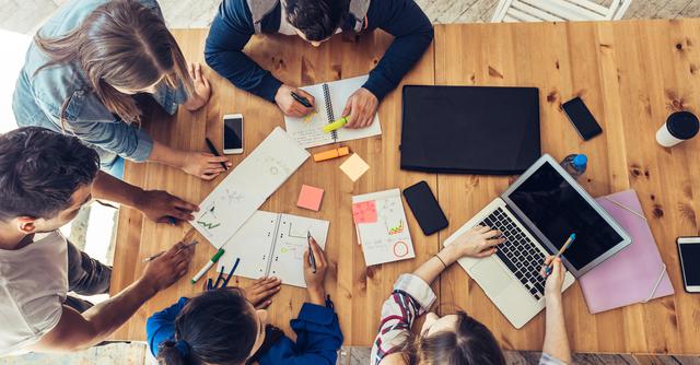 FOTO 2 | Son dinámicos, interactivos y participativos en los procesos. Valoran mucho un trabajo que les permita desarrollar su creatividad para ponerla práctica. (Foto: iStock)