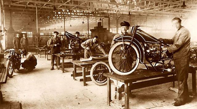 Tras haber lanzado su primer modelo de moto en 1923 (R32), BMW se lanzó en la fabricación de coches en 1928 con la compra de una fábrica en Eisenach, en el centro de Alemania. (Foto: bmwdean.com)