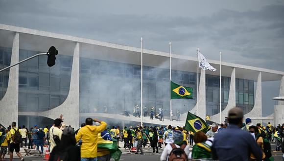 Manifestantes contra los resultados electorales y el gobierno de Lula da Silva invaden el Congreso Nacional, el Supremo Tribunal Federal y el Palacio de Planalto, sede de la Presidencia de Brasil. (Foto: EFE)