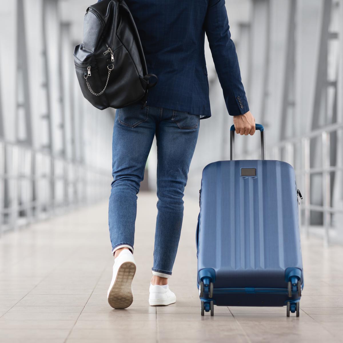 Viajas en avión? Conoce las diferencias entre artículo personal, equipaje  de mano y maleta de bodega, TENDENCIAS