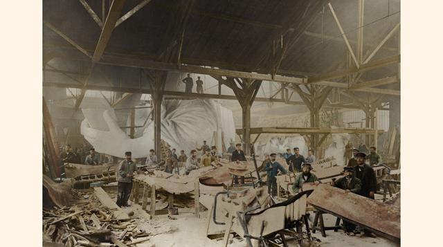“El aspecto estilizado de esta fotografía del taller es un resultado de luces sobreexpuestas. Las amplias aberturas del techo generan suficiente luz para que los artesanos moldeen el cobre sobre madera”, agrega Lloyd.