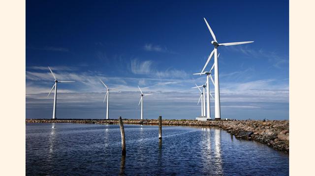 La energía eólica que producen los molinos de viento, convertidos en uno de los símbolos del país, representa el 20% del total de las exportaciones de Dinamarca. La ley obliga a que el 50% de la propiedad de los parques eólicos sea una cooperativa, para i