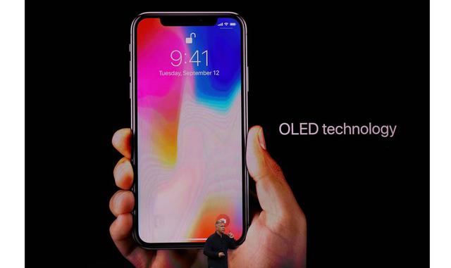 FOTO 1 | 1. Apple da el salto a OLED sin marcos. La tecnología OLED de visualización es una de las principales novedades del iPhone X, aunque han preferido llamarla Super Retina Display. Estos paneles hacen que el negro se vea de forma mucho más real, hac