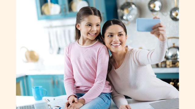 FOTO 18 | Sé consciente de como tus hábitos impactan en tus hijos, ¿Existe algo más triste que ver a un niño intentando llamar la atención de papá o mamá cuando estos están absortos en las publicaciones de las redes sociales? No seas ese tipo de padre. Y, si vamos al caso, tampoco seas esa tía, tío o amigo del padre.