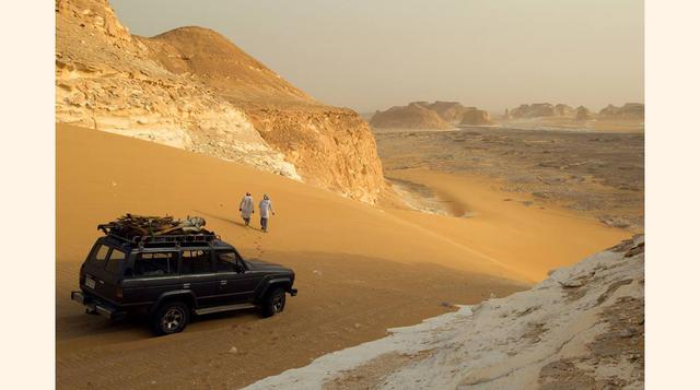 FOTO 3 | Caminar entre las monumentales esculturas de piedra caliza del Desierto Blanco de Egipto, al norte del oasis de Farafra, es una experiencia increíble, y lo es más al atardecer, cuando los anaranjados rayos de sol acarician las columnas blancas del lugar, y la jornada acaba con una noche durmiendo bajo las estrellas.
