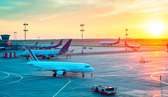 FOTO 3 | Analizar el avión
Cuando analizamos las opciones de un viaje, usualmente analizamos el destino, los horarios de vuelo y los costos. Las personas exitosas además saben que el tipo de avión en el que se viaja, es determinante para un buen vuelo. Conocer la aeronave permitirá elegir mejor el asiento, por ejemplo al saber cuáles reclinan o no si se viaja en clase turística. De igual forma, los aviones más modernos hoy brindan menos presurización y cuidan de manera más eficiente la humedad interna, lo cual disminuye el cansancio que genera volar. (Foto: Difusión)