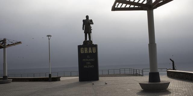 FOTO 16 | En esta imagen, tomada el 25 de marzo de 2020, la estatua del héroe naval peruano Miguel Grau en un paseo maritimo normalmente atestado en Lima, Perú. Pero la pandemia del nuevo coronavirus ha cambiado todo eso. El presidente de Perú, Martín Vizcarra, declaró el estado de emergencia cuando las muertes comenzaron a aumentar y ordenó a la población que se quedase en sus casas. (AP Foto/Rodrigo Abd)