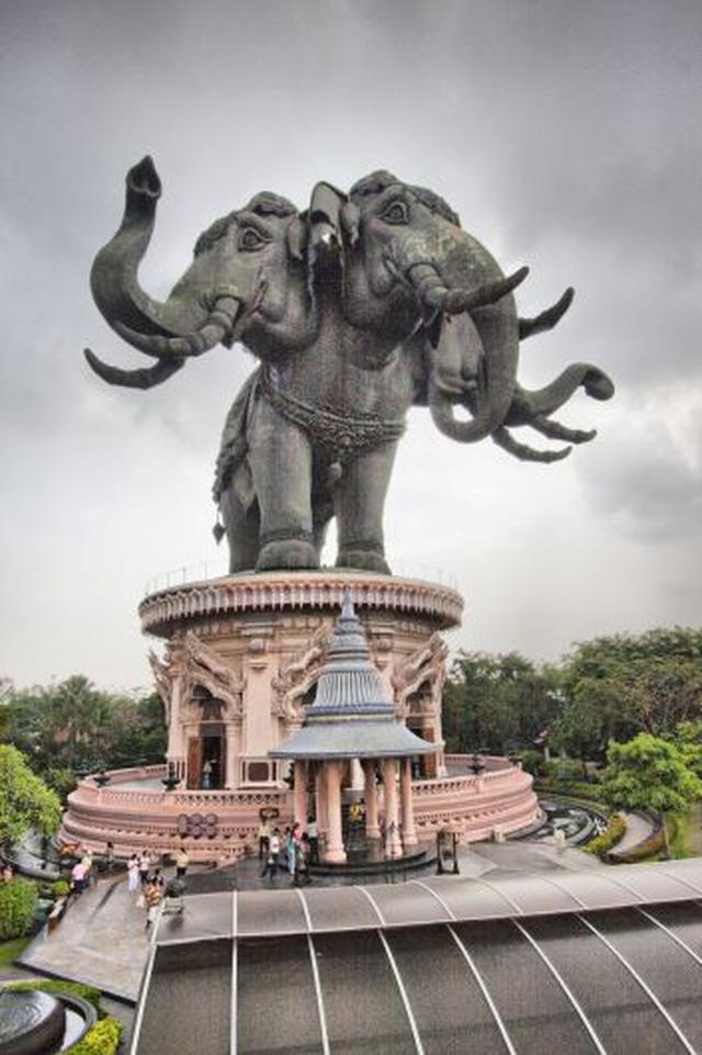 23. El Museo de Erawan en Tailandia es más conocido por su escultura del elefante de tres cabezas en el techo.