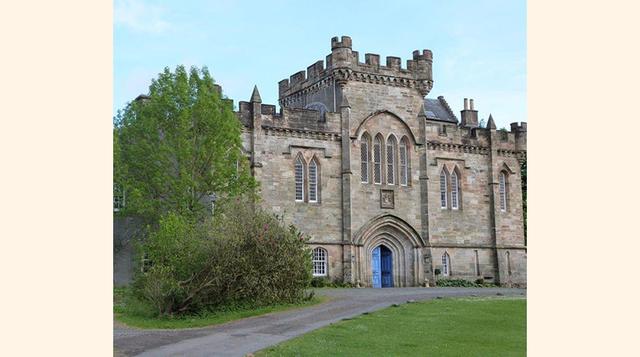 Castillo Craufurdland – East Ayrshire, Escocia. Precio por noche en grupo: 663 euros. Precio por persona: 42 euros. (Foto: Forbes)