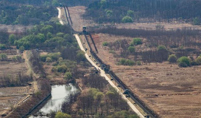 FOTO 6 | Corea del Norte - Corea del Sur, la guerra ya ha acabado, pero la relación entre ambos países no es buena. Pasar de una Corea a la otra sigue siendo muy difícil. Hay muchos agentes armados en cada lado de la frontera preparados para actuar.