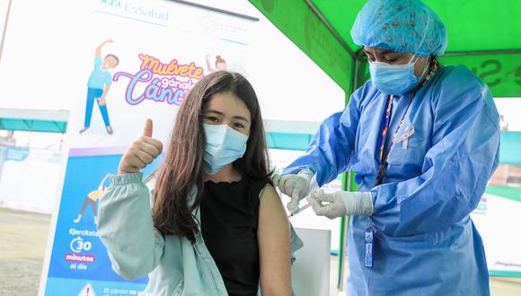 Las niñas tienen que acudir acompañados de sus padres para la vacuna contra el VPH. (Foto: EsSalud)