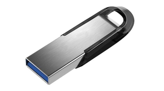 A comienzos de la primera década del siglo XXI hizo su gran entrada la memoria USB (o pendrive), un dispositivo que se conecta a un puerto USB y que utiliza memoria flash para guardar información digital.