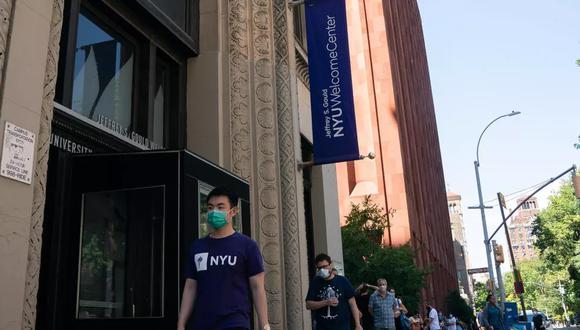 Estudiantes de la Universidad de Nueva York esperan en fila para hacerse un test de diagnóstico del coronavirus antes del regreso a clases para el semestre de otoño boreal. (Foto: AFP)