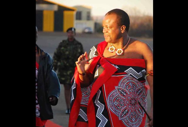 FOTO1 | 15 El Rey Mswati III de Swazilandia. Patrimonio Neto: US$ 100 millones. El actual Rey de Suazilandia, sucedió en el trono a su padre Sobhuza II, en 1986. Actualmente es el último Rey absolutista de África. Gobierna por decretos y está firmemente opuesto a la democratización de su país. Mswati III tiene 12 esposas y 2 prometidas, son elegidas por él mismo, cualquier mujer virgen puede aspirar a ser su esposa. (foto: megaricos)