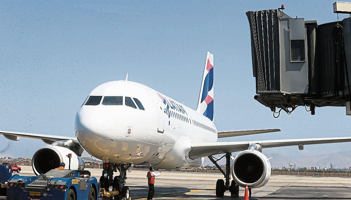 Latam señaló que el próximo mes operará algunos vuelos domésticos en Chile y Brasil. (Foto: GEC)