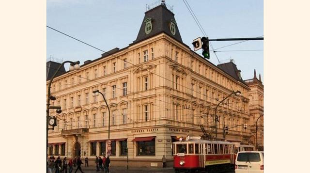 Café Slavia. Está rodeado de otros sitios famosos, como el Castillo de Praga, el Puente de Carlos y el Teatro Nacional. (Foto: travel.amerikanki.com)