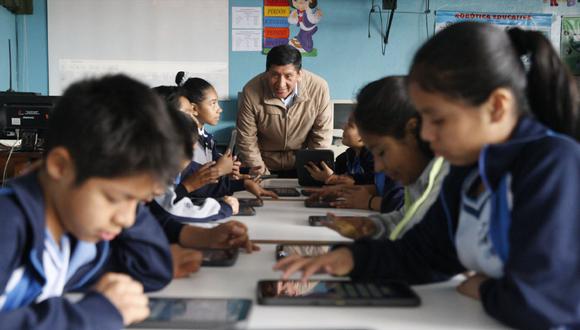 En los países de renta baja, cada profesor de primaria tiene una media de 52 alumnos por clase, mientras que la media mundial es de 26.  (Foto: Andina)