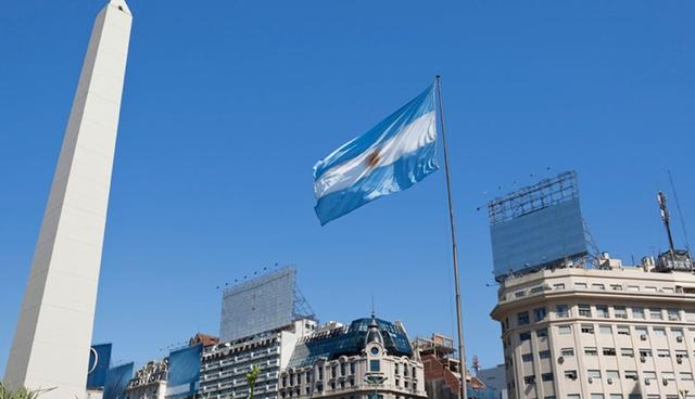 FOTO 2 | Inflación nacional interanual: La alta inflación de Argentina es uno de los elementos que hacen al país más vulnerable que otros mercados emergentes a la aversión de inversores globales a activos riesgosos. Durante años, gobiernos populistas emitieron pesos para financiar un creciente déficit fiscal, lo que provocó un alza de los precios al consumidor. El gobierno de Macri limitó esa práctica, pero los incrementos de las tarifas de servicios públicos para recortar subsidios y el déficit fiscal han mantenido la inflación en niveles elevados. Además, la intensa devaluación de los últimos meses ha acelerado el ritmo de la subida de los precios. (Foto: Difusión)