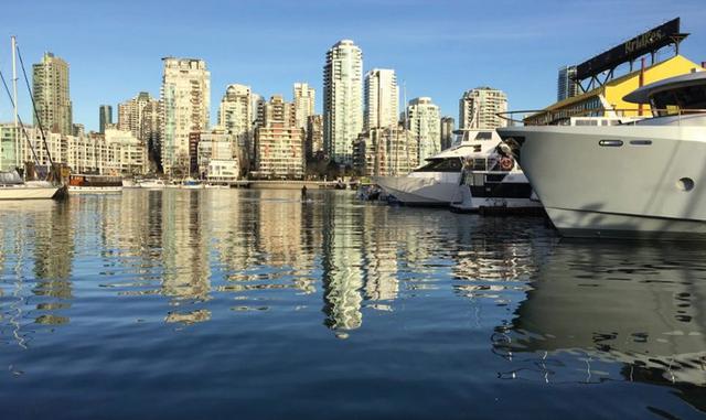 Foto 9 | Dónde: Vancouver. Michaela Guzy, una ejecutiva de medios de comunicación - que dicta un curso titulado "Narración de viajes: creación de contenido de video", en la Universidad de Nueva York -, se pregunta por Canadá. Dice que tiene el tipo de cambio favorable de 0.80 centavos por dólar estadounidense. Así que los hoteles de lujo como The Fairmont Pacific Rim en la ciudad naturalmente impresionante de Vancouver son súper asequibles. La ciudad es una de las ciudades con mayor diversidad étnica y lingüística en Canadá: el 52% de sus residentes tiene un primer idioma que no es el inglés. "Van" es literalmente una ciudad dentro de una selva tropical, por lo que los entusiastas de la naturaleza les encantará caminar a lo largo de los frentes de agua con vistas a las cumbres de las montañas cercanas. Para los más curiosos culturalmente, sugiero caminar por las calles adoquinadas y las tiendas en el histórico barrio de Gastown. No te pierdas Kimprints, una tienda que apoya a artistas callejeros desfavorecidos, o Ok Boot Corral, un fabricante de botas local que ha estado en el negocio desde 1833. Para una experiencia interna inesperada, ponte de pie para ir a pescar lo que está dentro de temporada con el proveedor de productos del mar sostenible, Organic Ocean. Luego, puede llevar su pescado fresco a la cocina del Fairmont Pacific Rim para preparar sushi fresco. Y seamos realistas: ¿qué es el sushi sin su propio sake casero? Echa un vistazo a Masa Shiroki, un fabricante de sake artesanal en Granville Island, por su sake burbujeante de fabricación local. Mire el video de Oh the People You Meet para obtener más información privilegiada sobre Vancouver.