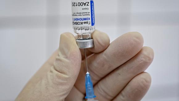 Contraloría buscará garantizar la disponibilidad de la vacuna contra el coronavirus en beneficio de la población peruana. (REUTERS/Sergey Pivovarov).