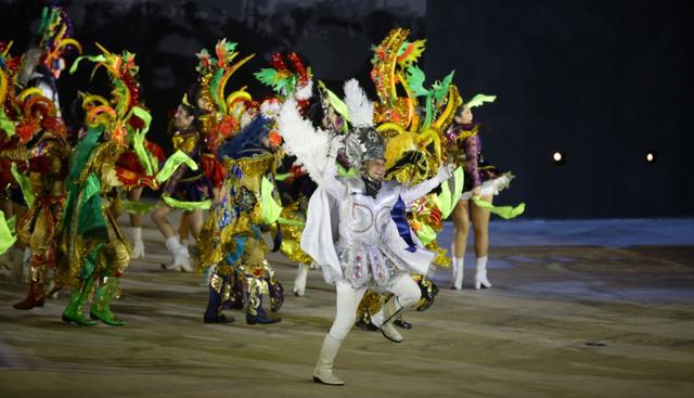 Decenas de personas participaron en las diferentes danzas típicas del Perú. (Jesús Saucedo/GEC)