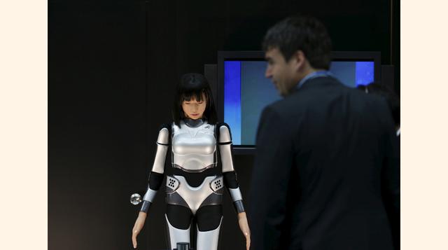 Un hombre aprecia el robot humanoide HRP-4C Miim en una exhibición ante el Fondo Monetario Internacional y el Banco Mundial en Tokio. (Foto: REUTERS)