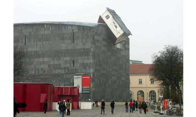 MUSEUM MODERNER KUNST – AUSTRIA. Solo un museo de arte moderno podía tener una casa colgada del tejado. Se encuentra en Viena.