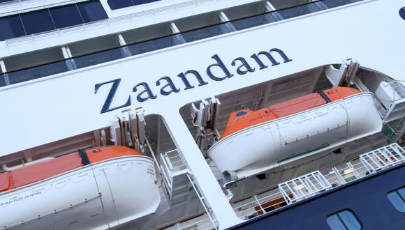 El barco Zaandam, operado por la empresa Holland America Line, será abastecido por el buque el Rotterdam de la misma compañía y que llegará procedente del puerto de San Diego. (Photo by CLAUDIO MONGE / AFP)
