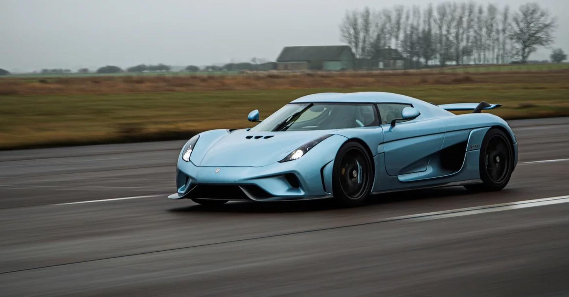 FOTO 1 | Koenigsegg Regera, circulando en un viejo aeropuerto de Ängelholm. (Foto: AFP)