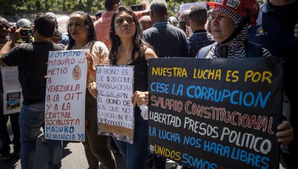 Un grupo de personas protestan por mejoras salariales en Caracas (Venezuela). EFE/ Miguel Gutierrez
