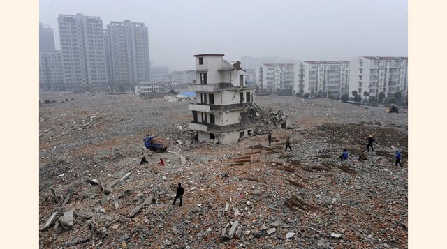 Una casa parcialmente demolida en un terreno en Hefei, donde se construirá un proyecto comercial. (Foto: REUTERS)