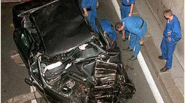 Su peor momento fue la muerte de Diana en 1997, que estuvo a punto de suponer el divorcio entre la soberana y su pueblo. Su desinterés por Diana, que ya no formaba oficialmente parte de la familia real, la distanció de los británicos, sumidos en un profun