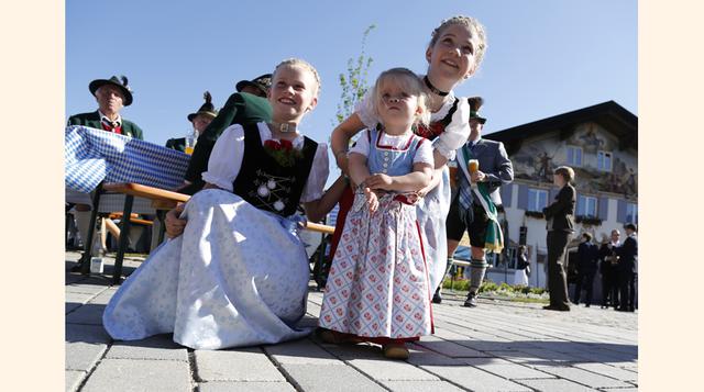 Los vecinos del pueblo de 2,000 habitantes llenaron la plaza municipal con trajes tradicionales bávaros. Antes del mediodía se reunieron en largas mesas y bebieron cerveza en algo que parecía más un festival que los preparativos para un discurso presidenc