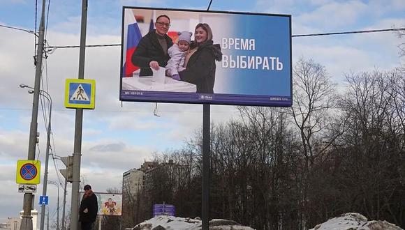 Cartel electoral en una calle de Moscú que dice "Es hora de elegir". EFE/EPA/Maxim Shipenkov