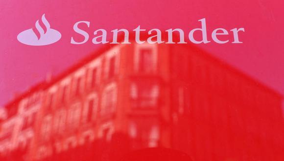 En esta foto de archivo tomada el 14 de mayo de 2019, el logotipo del Banco Santander español en un edificio en Madrid. (Foto de GABRIEL BOUYS / AFP)