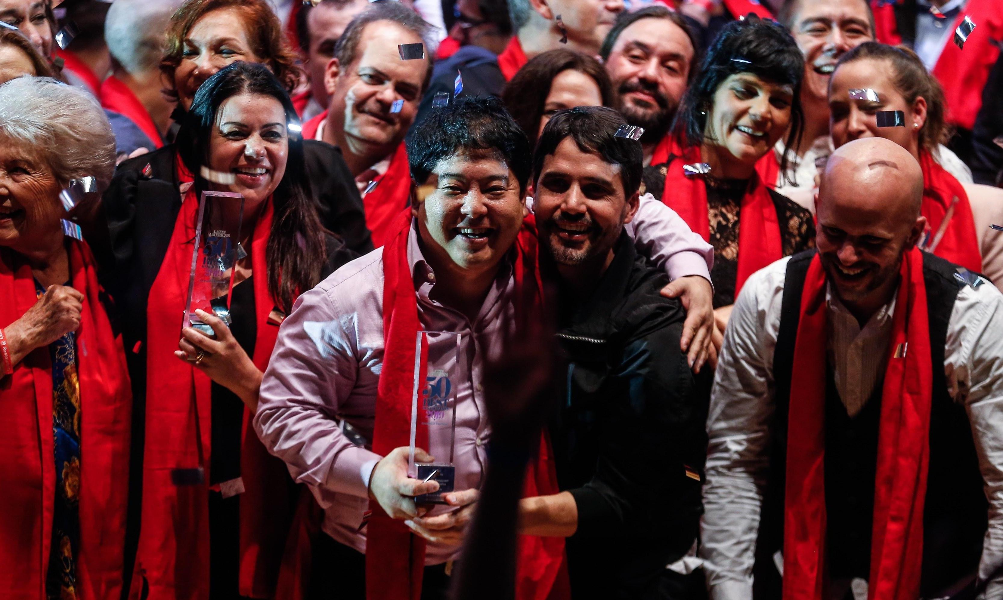 AME8162. BUENOS AIRES (ARGENTINA), 10/10/2019.- Mitsuharu Tsjumura (c) celebra tras obtener el primer lugar en la entrega de los Latin Americas 50 best Restaurants, por su restaurante Maido de Peru, este jueves, en la Usina del Arte, en Buenos Aires (Argentina). El establecimiento Maido, del chef peruano Mitsuharu Tsumura y situado en Lima, repitió por tercer año consecutivo como Mejor Restaurante de Latinoamérica en una ceremonia organizada este jueves en Buenos Aires. EFE/ Juan Ignacio Roncoroni M