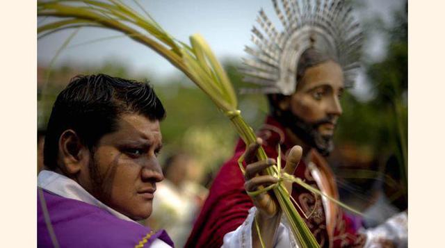 En El Salvador, los miembros de la hermandad de Jesús de Nazaret llevaron la imagen de Jesucristo durante todo la procesión del Domingo de Ramos, en la ciudad de Suchitoto, al noreste de San Salvador.