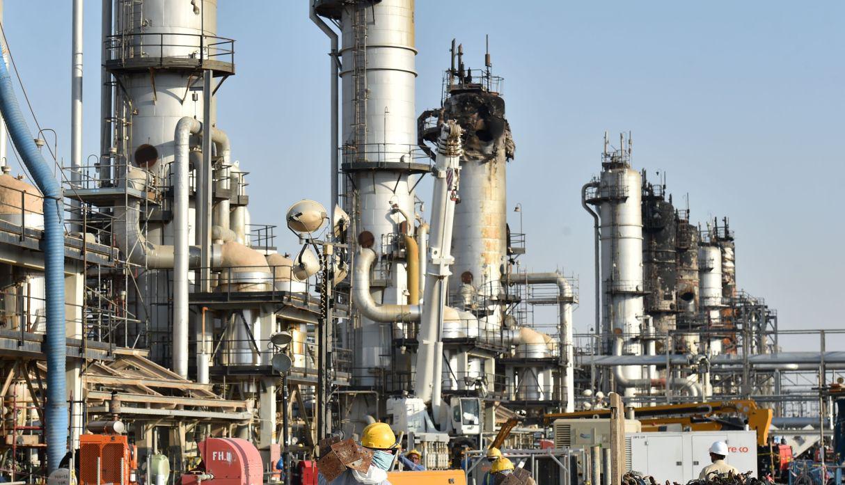 La OPEP y sus aliados liderados por Rusia acordaron el domingo un drástico recorte de producción para sostener los precios del petróleo, que se hundieron por la pandemia de coronavirus y el exceso de oferta. (Foto: AFP)