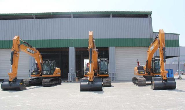 Excavadoras. Estas excavadores se utilizan para el trimado de carga a granel sólida, como torta de soya, Clinker, fertilizantes. Ayudan a manipular carga compactada dentro de las bodegas para un mejor manejo a la hora de descargar los productos. Capacida