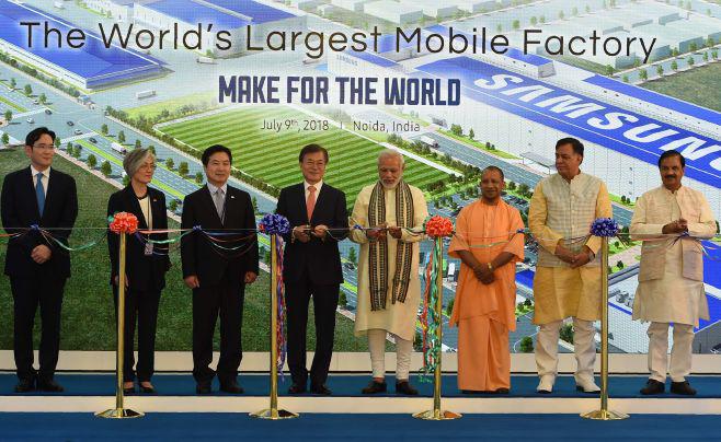 Modi, y el presidente de Corea del Sur, Moon Jae-in, inauguraron la fábrica de Samsung. (Foto: AFP)