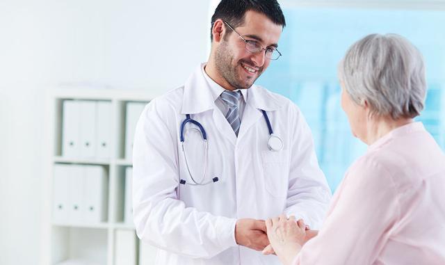 Médico asociado (Physician Assistant). Un asociado médico trabaja bajo la supervisión de un médico, para proveer servicios médicos y quirúrgicos. A diferencia de los doctores, los asistentes médicos no tienen que especializarse en un área de la medicina, y tienen requerimientos de educación significativamente más bajos – una maestría o equivalente. La demanda de asistentes de médicos es alta en zonas rurales de los Estados Unidos que se enfrentan a la escasez de médicos. Salario medio anual: $100.392. Ofertas de trabajo 57.964.