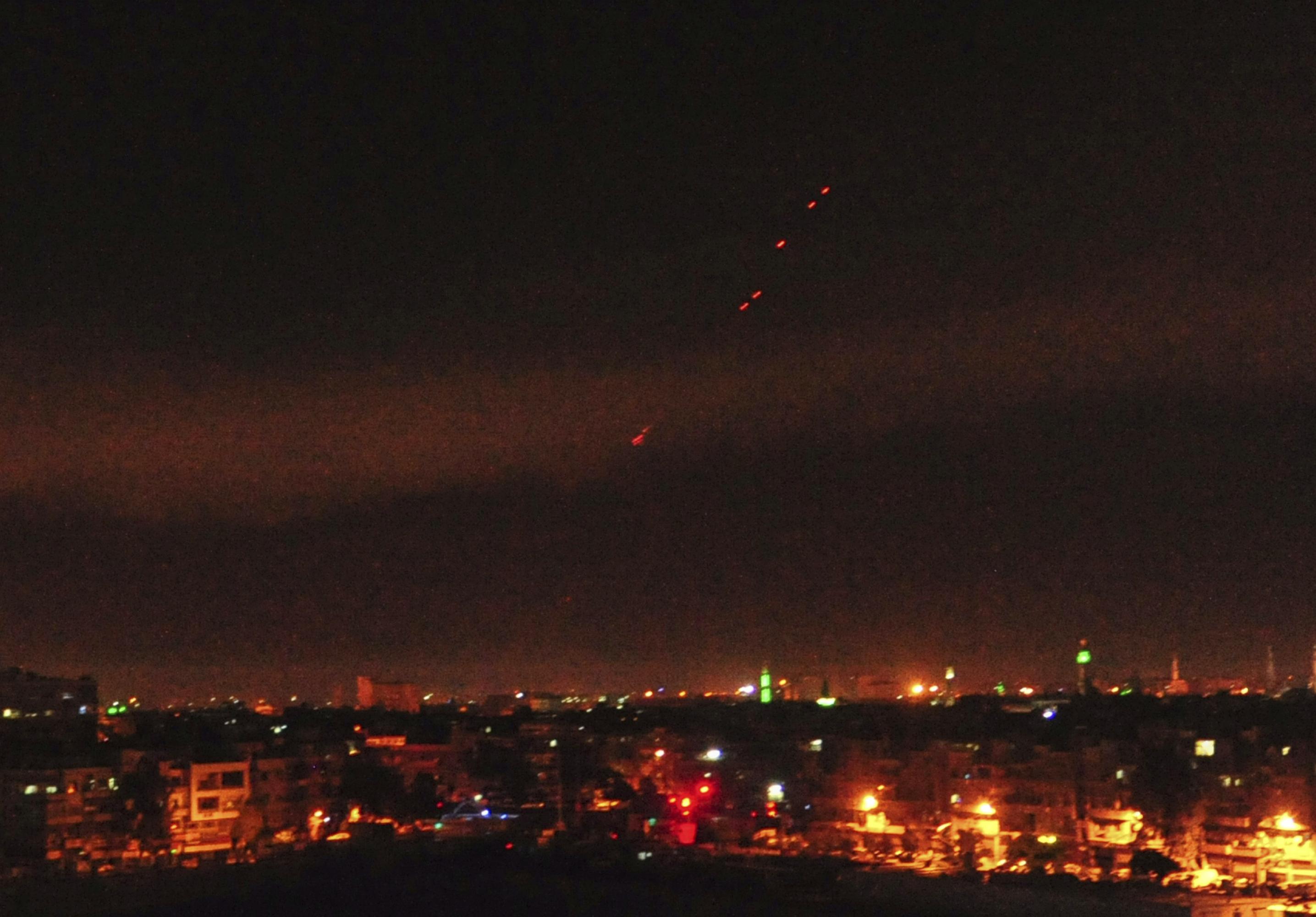 Foto 12 |Esta foto, publicada por la agencia de noticias oficial siria SANA, muestra fuego antiaéreo en el cielo después de ataques aéreos dirigidos por Estados Unidos contra diferentes partes de la capital siria, Damasco. (Fuente: SANA vía AP)