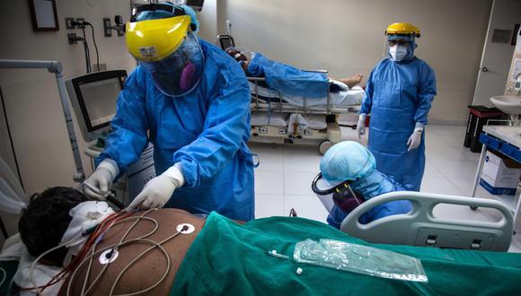 Trabajadores de la salud atienden a un paciente contagiado con coronavirus, en la planta para el tratamiento de la Covid-19 del Hospital Sabogal de El Callao, en Lima. (EFE/Sergi Rugrand).