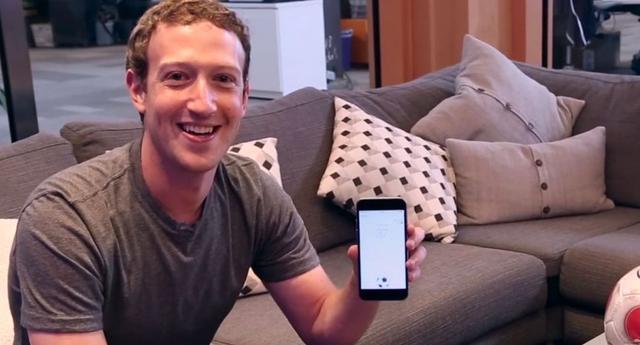 FOTO 3 | 3. No es de sorprender que Mark Zuckerberg inicie su día en Facebook
En una sesión de Facebook Live con Jerry Seinfeld, el cofundador y CEO de Facebook le dijo al comediante que lo primero que hace por las mañanas, antes incluso de ir al baño o ponerse los lentes de contacto, es revisar su celular.
Dijo empezar revisando Facebook: “Me gusta saber lo que está pasando en el mundo” y luego revisa sus mensajes en Messenger o Whatsapp. “En un día tranquilo esto no me lleva más de unos cuantos minutos” le dijo a Seinfeld. (Foto: Facebook)