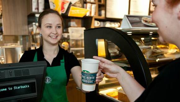 Al final de la nota corporativa, se precisa que “los nuevos cambios de salario y de beneficios se aplicarán a las tiendas en las que Starbucks tiene derecho a realizar estos cambios de manera unilateral”.