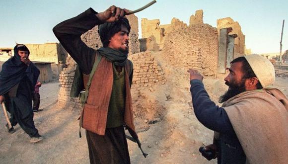 La justicia callejera de los talibanes era parte del día a día en Afganistán a fines de los 90. (Foto: Getty Images).